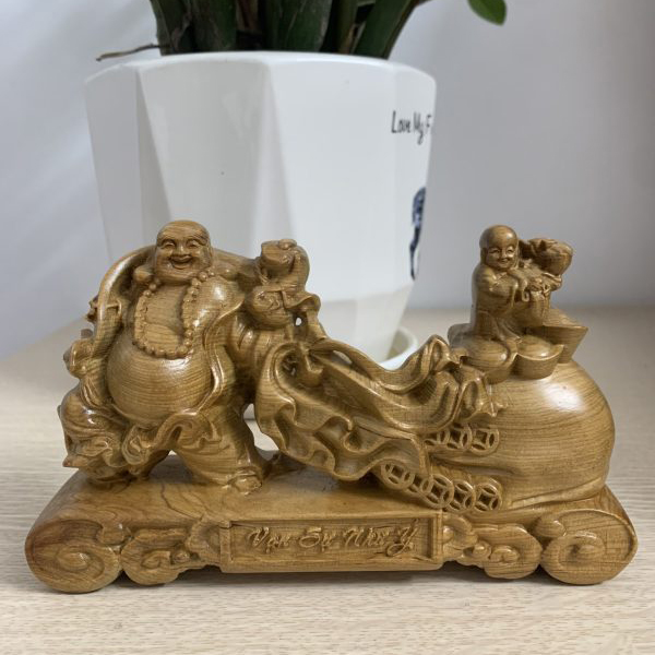 Tượng Di Lặc Kéo Bao Tiền Vạn Sự Như Ý Gỗ Bách Xanh