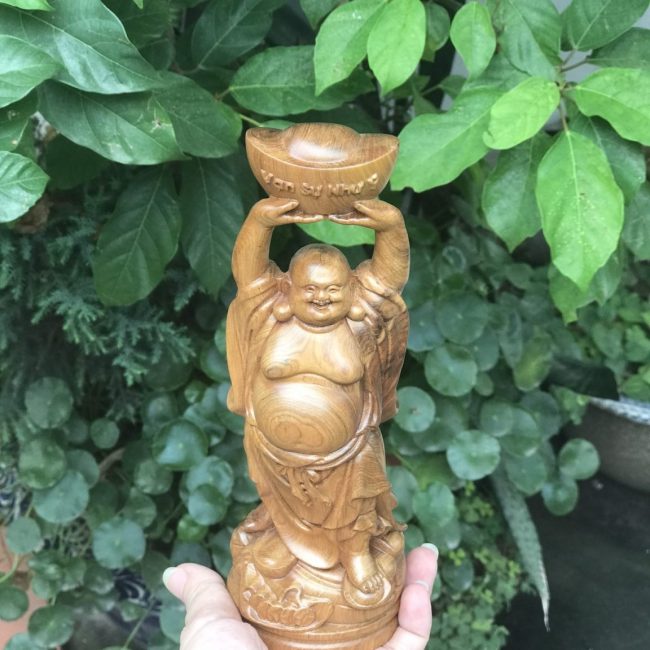 Tượng Di Lặc Dâng Đĩnh Vàng Vạn Sự Như Ý Gỗ Bách Xanh